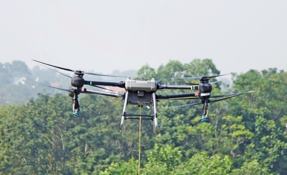 Drone vận chuyển lương thực tiếp tế người dân vùng lũ Bắc Ninh